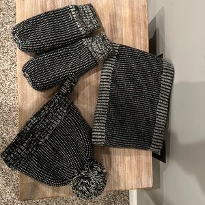 LLBean- SET… neck warmer/round scarf, hat and mittens-worn once…fleece lined-